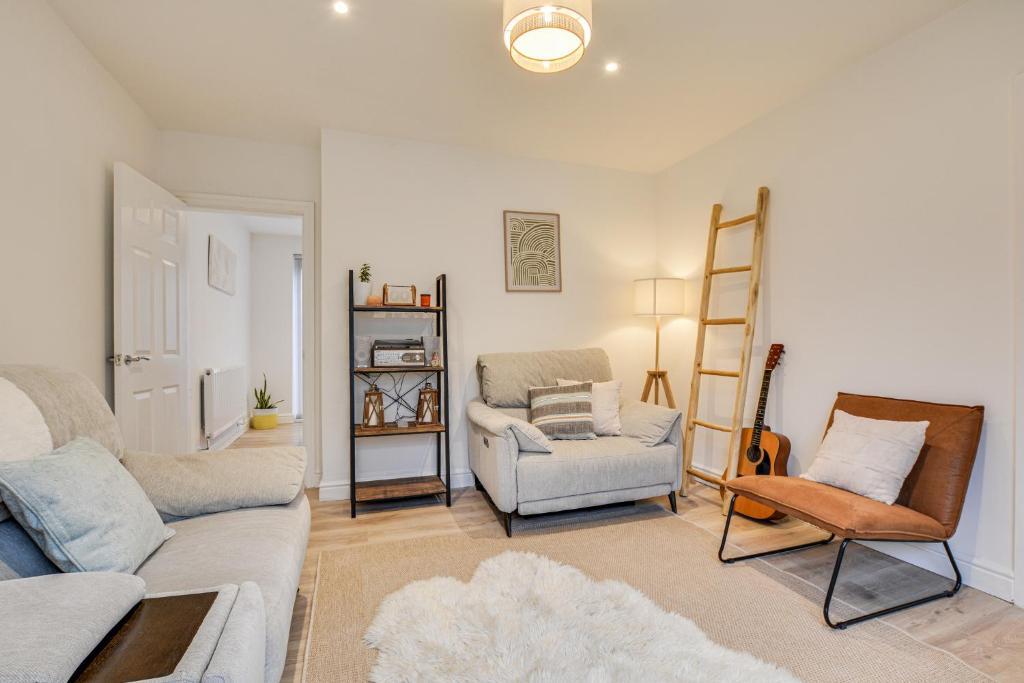 Warm & Cosy, Pet-friendly Home, Worsley