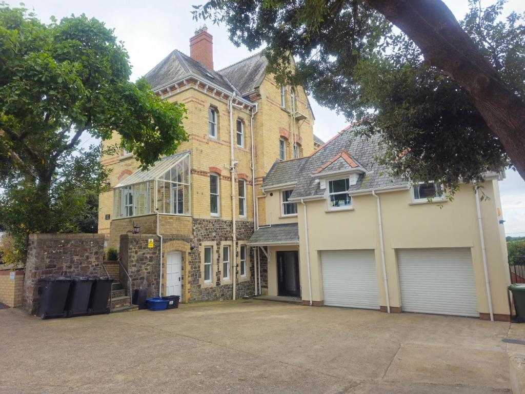Exquisite 10-bed villa Barnstaple hot tub games room - dog-friendly group stay