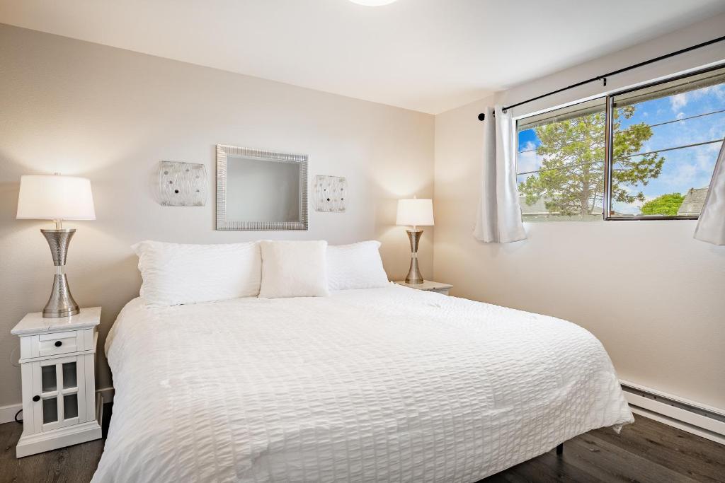 Amazing Condo with King Bed & Hot Tub 101, Blaine