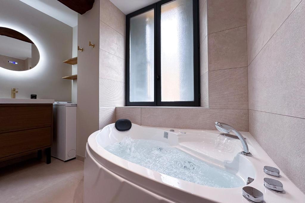 MACE Appartement avec SPA dans quartier Historique Exclusif Calme Coeur d'Antibes - 3