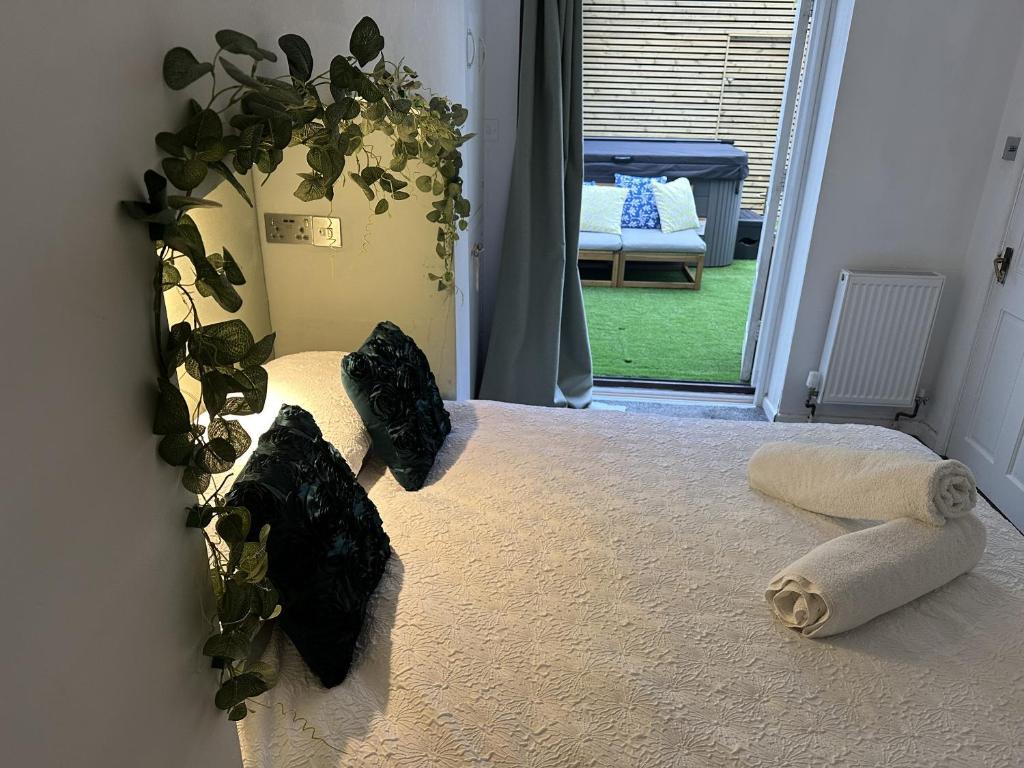 Town Centre Apartment with Hot Tub, Cheltenham