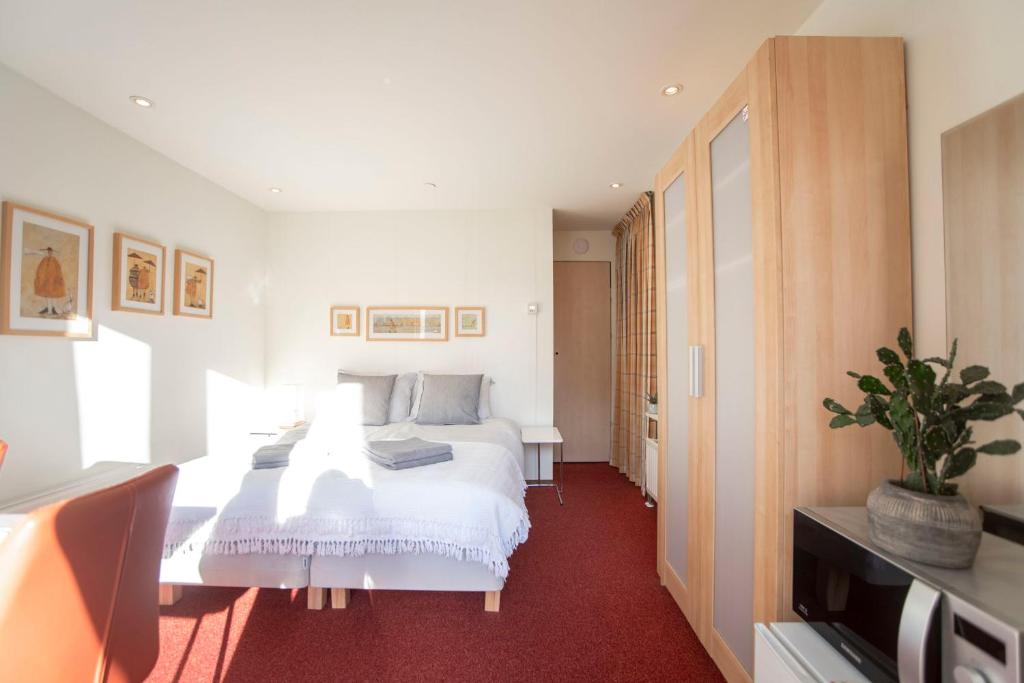 Studio 19 with private parking, Zandvoort