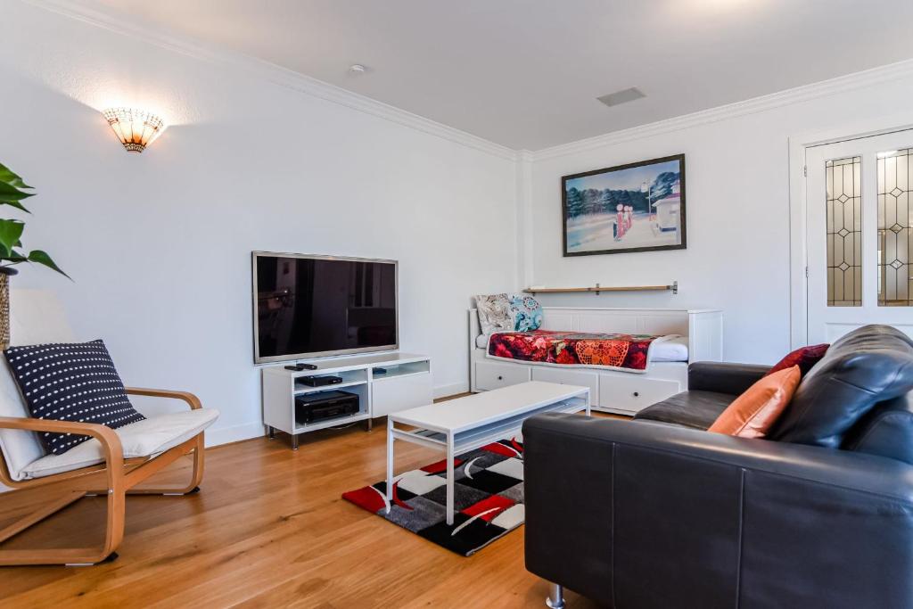 Studio Tara at the Beach with Private Parking, Zandvoort