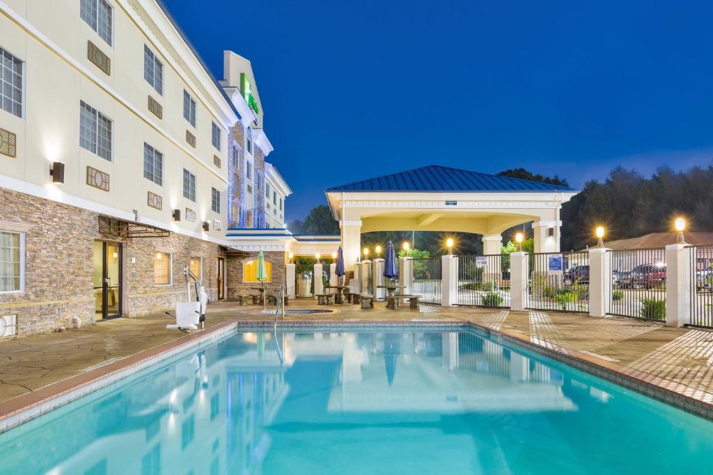 Holiday Inn Express Palestine By IHG スイミングプール