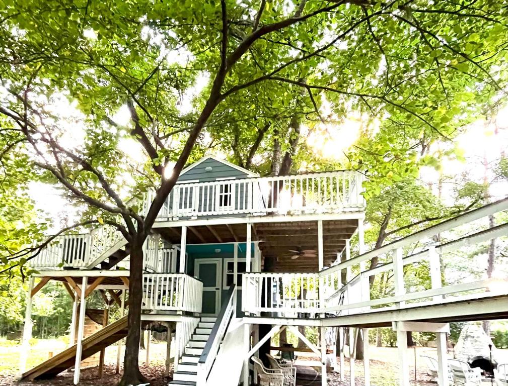 Three Story Tree House Close to Beach, Hollywood