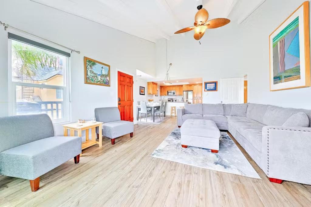 Oceanfront Condo in Newport Beach with Private Balcony and Perfect Location by the Pier, Newport Beach