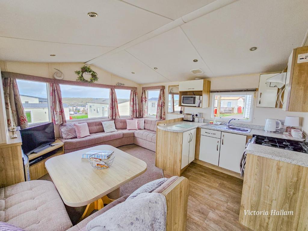 Summer Breeze - pet-friendly caravan near the beach in Perranporth