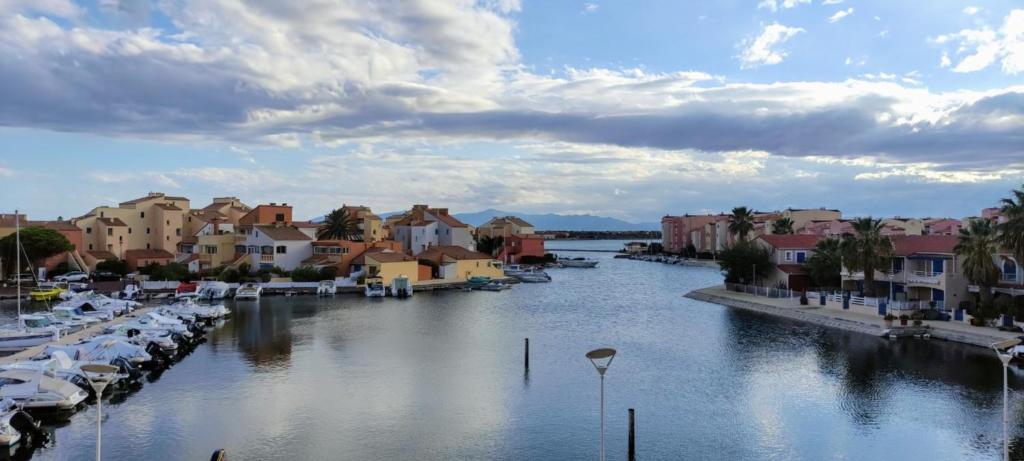 Studio avec vue sublime sur l'étang et les montagnes catalanes, Le Barcarès