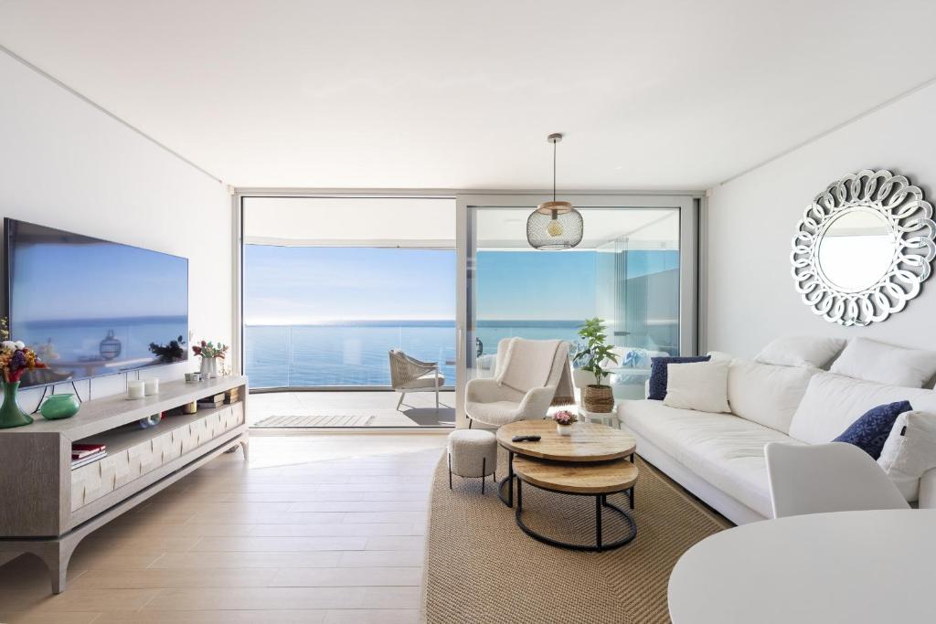 Stunning Seaside Apartment in Carvajal Beach, Fuengirola