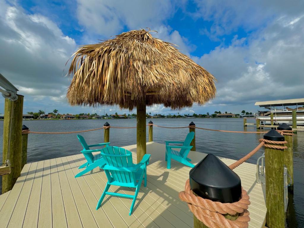 Ruby's Lake Retreat - Heated Pool, Tiki Hut & Lake Views, Cape Coral