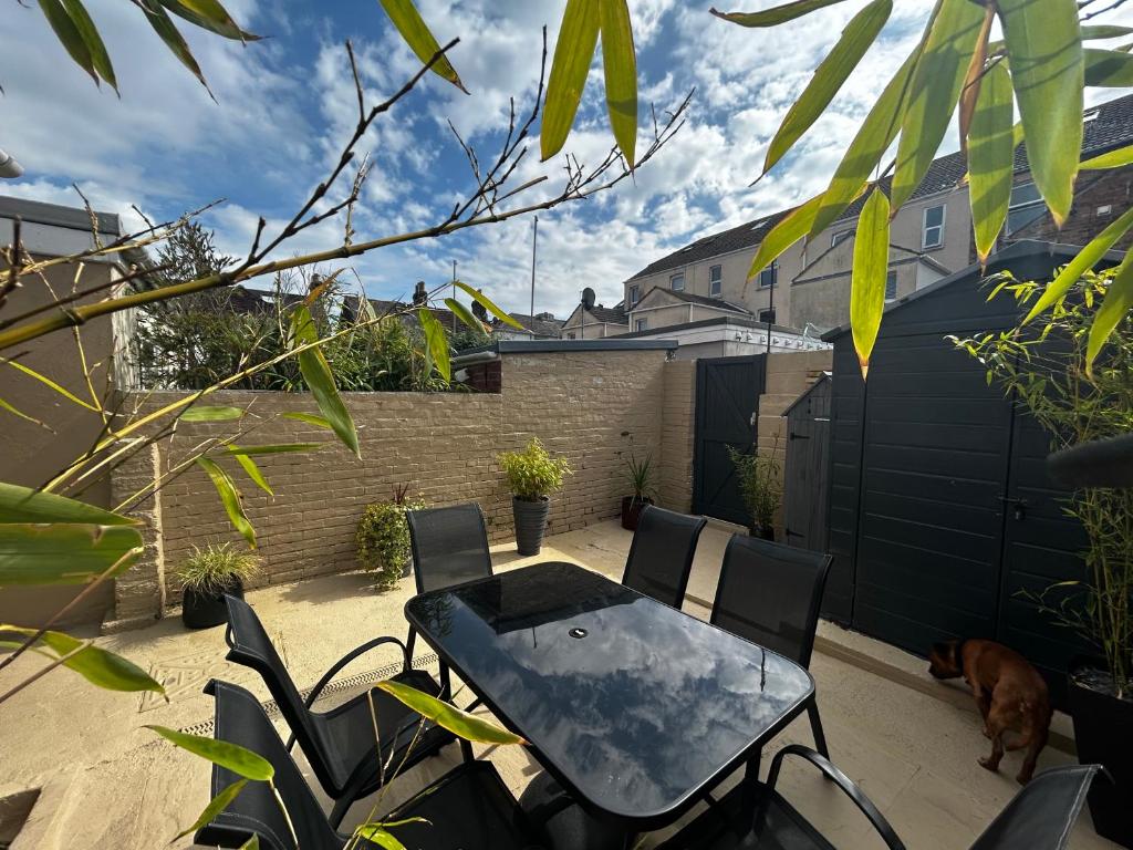 House - Sleeps 6 Pet Friendly & Courtyard photo 3