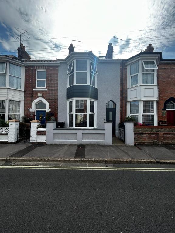 House - Sleeps 6 Pet Friendly & Courtyard photo 4