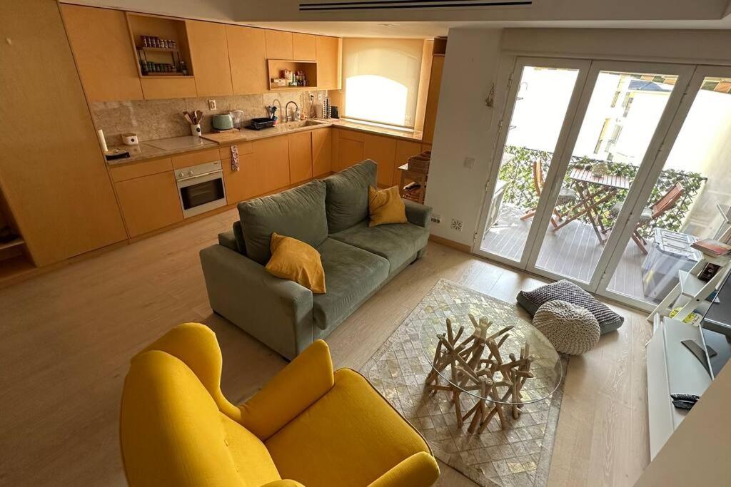 Beachfront apartment with a pool- Parede, Parede