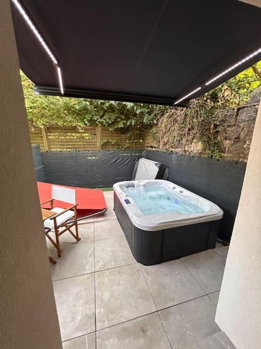 Petit studio et son spa abrité - 2