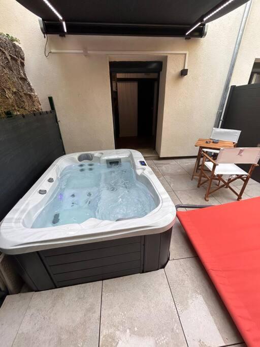 Petit studio et son spa abrité - 4