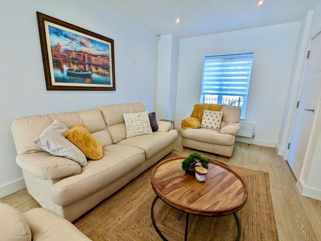 Spacious and Modern Entire Home with Garden, Stockport