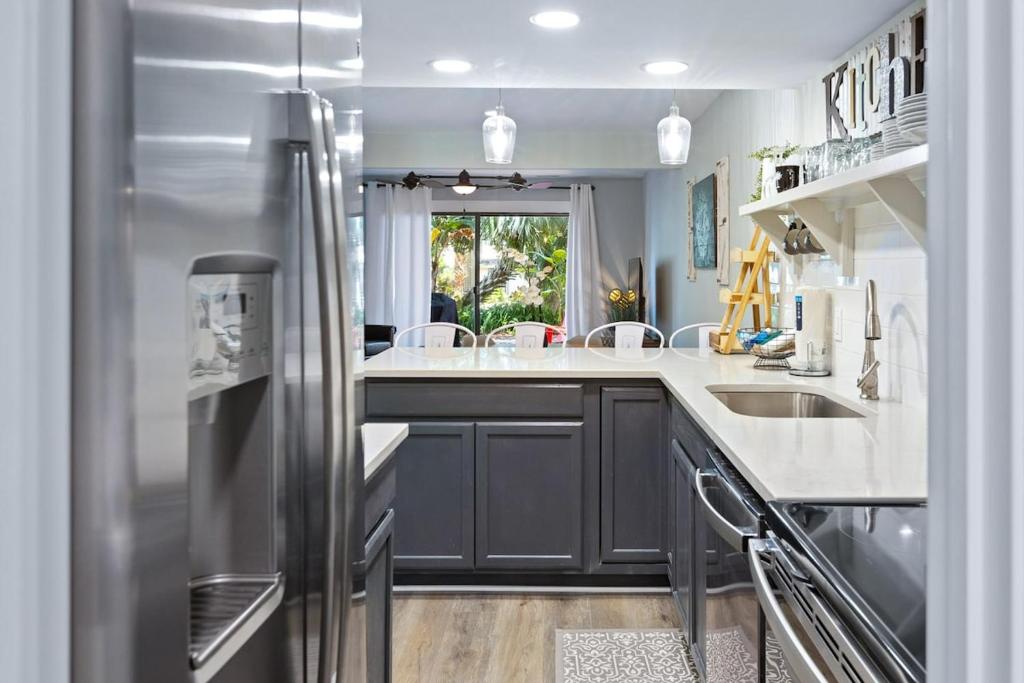 EZ Beach Access - 2 Bed 2 and one half Bath 23 Coligny Villa, Hilton Head Island