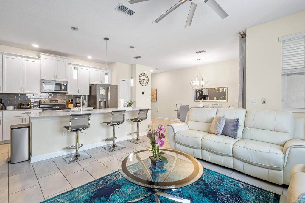 4978 Sunshine Getaway at Storey Lake Luxe 4BR, Kissimmee