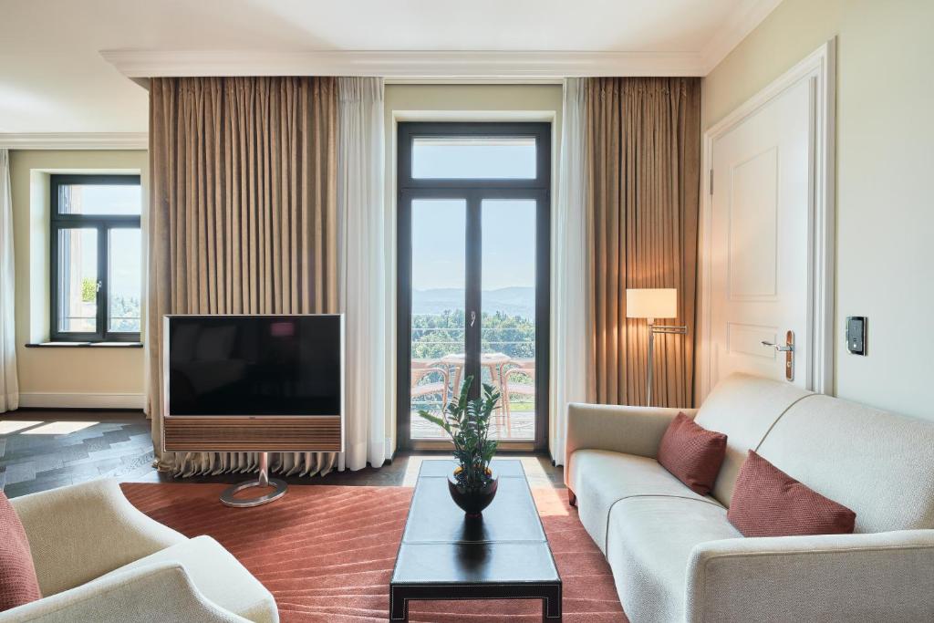 Shared lounge/TV area