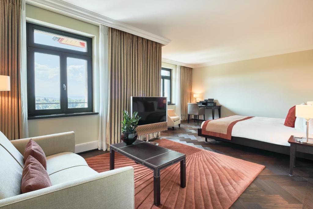 Shared lounge/TV area