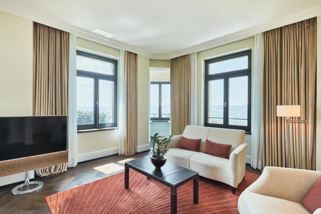 Shared lounge/TV area