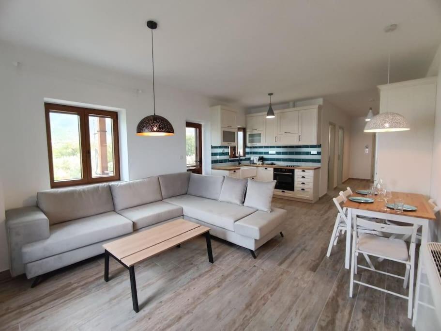 Anamesa Apartment 1, Poulithra