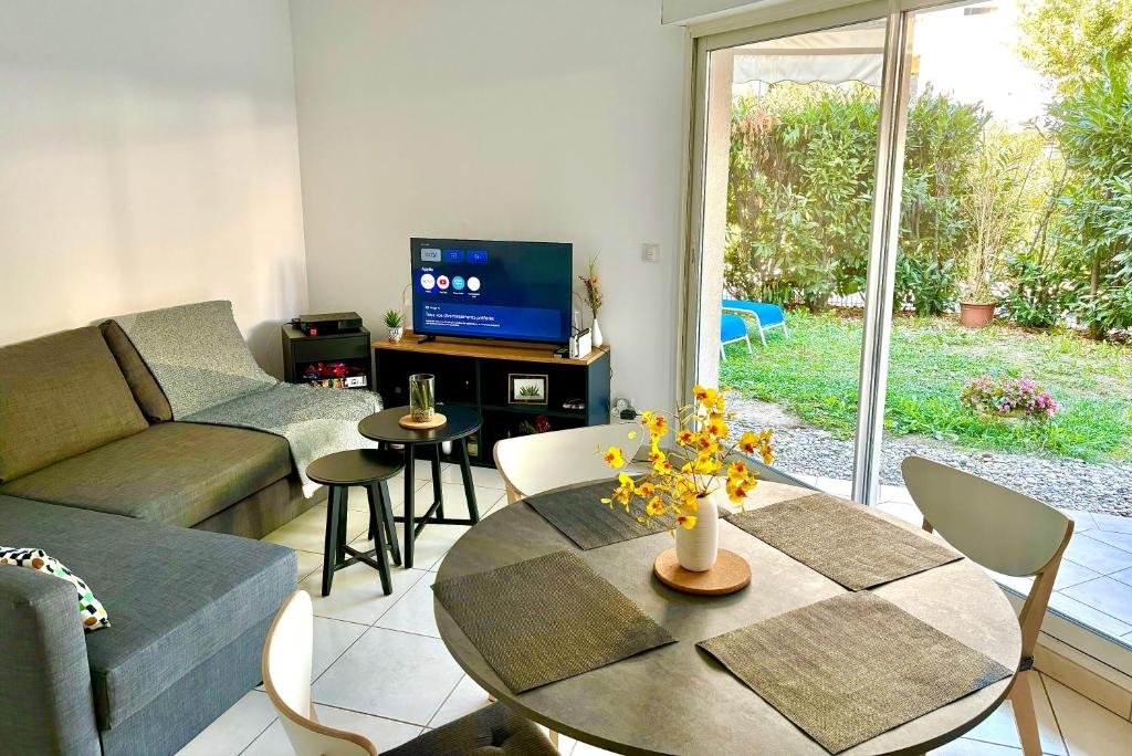 Beachside Apartment with Pool & Garden in Juan les Pins - 2