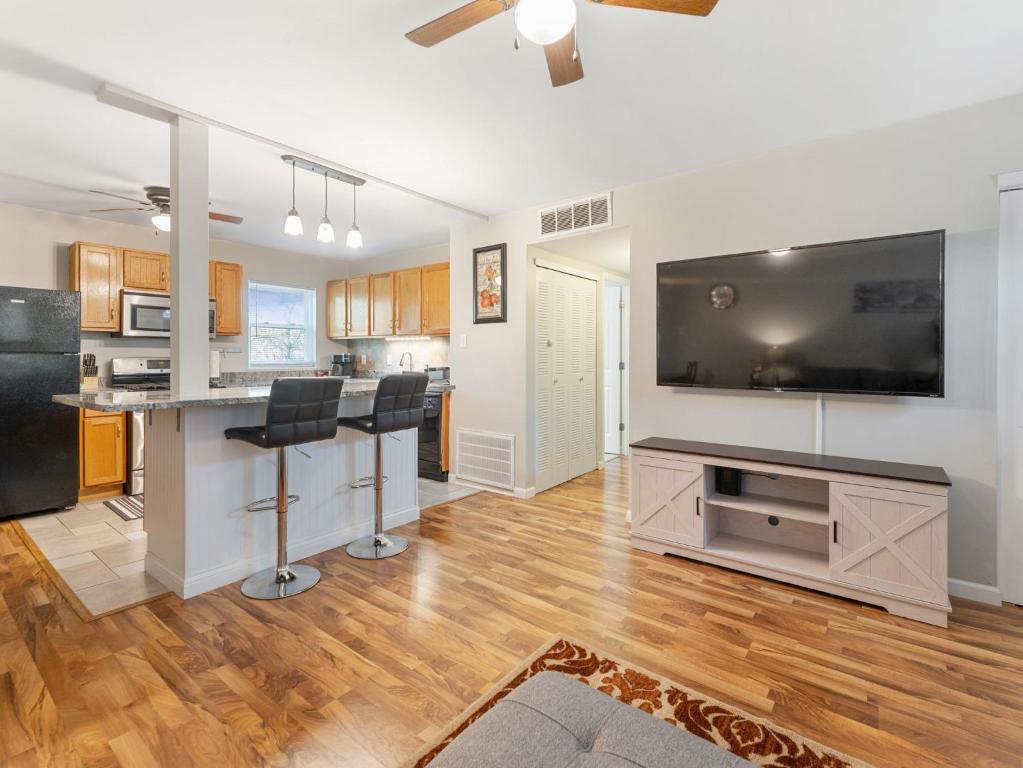 Charming entire ranch home with free parking, Ballwin