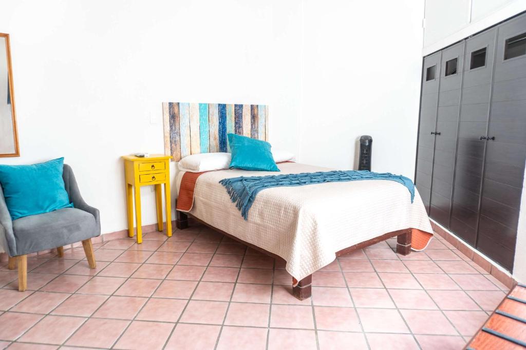 Comfortable Apartment with Balcony & Workspace - 4