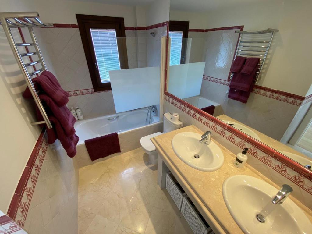 Stylish 3 bed house 2 bathrooms, with patio, roof terrace and communal pool 5 minutes away from the beautiful Spanish white village of Casares Pueblo and only 20 mins from the sea - 2