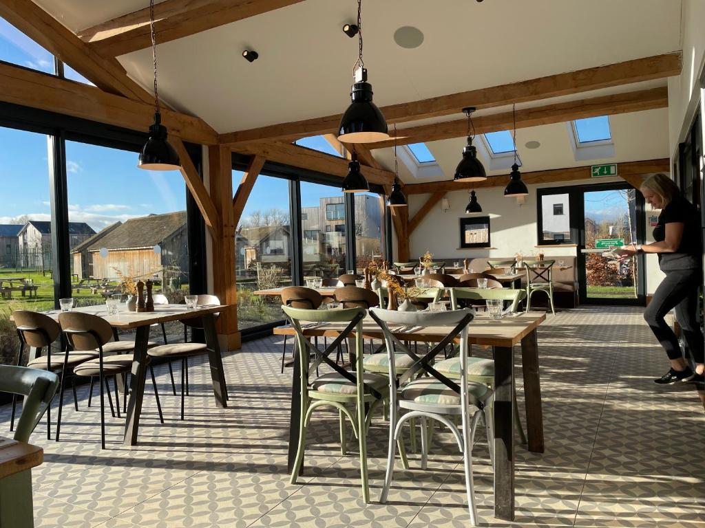 Cosy Cotswold Lodge, Somerford Keynes photo 4