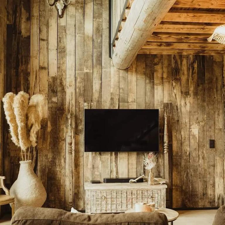 La Suite 77 & Hindi, Fauvillers