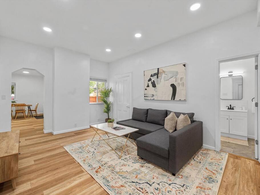 Bloomfield, Shadyside !2 Modern and Spacious Two Bedroom Apt with Free Parking, Pittsburgh