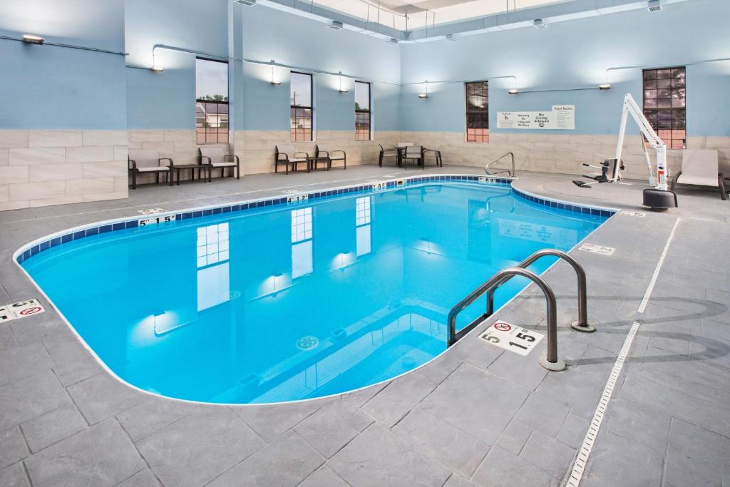 Holiday Inn Express Brookpark-Cleveland Airport Hotel By IHG スイミングプール