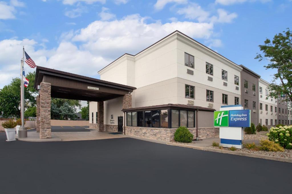 Holiday Inn Express Brookpark-Cleveland Airport Hotel By IHG 外観