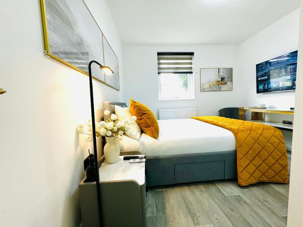 Ensuite Luxury Bedroom In Purfleet, Purfleet