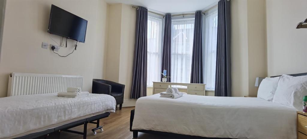 Entire 2 bedroom Apt in central location, Newly Refurbished, Plymouth