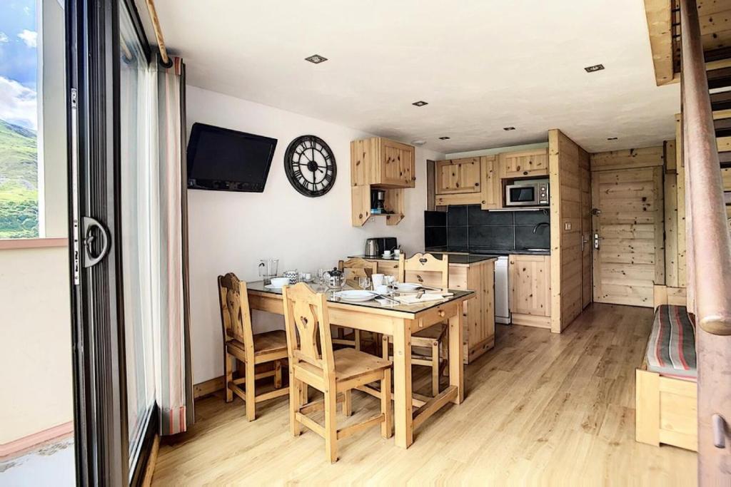 Résidence Caron - Appartement rénové, spacieux et moderne · Départ et retour skis aux pieds · Balcon MAE-0884, Les Menuires