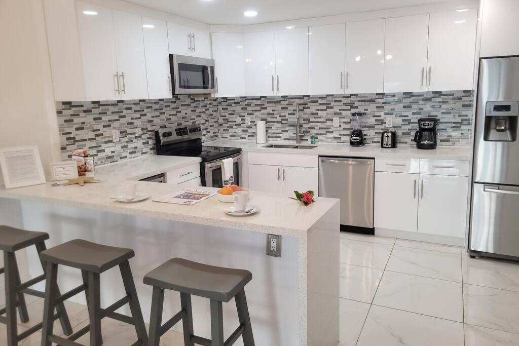 Modern 1 BR Condo, Steps from Beach, Free Parking!, Sunny Isles Beach