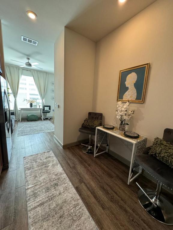 Close to Everything in Downtown King bed Free Onsite Parking and WiFi, Houston