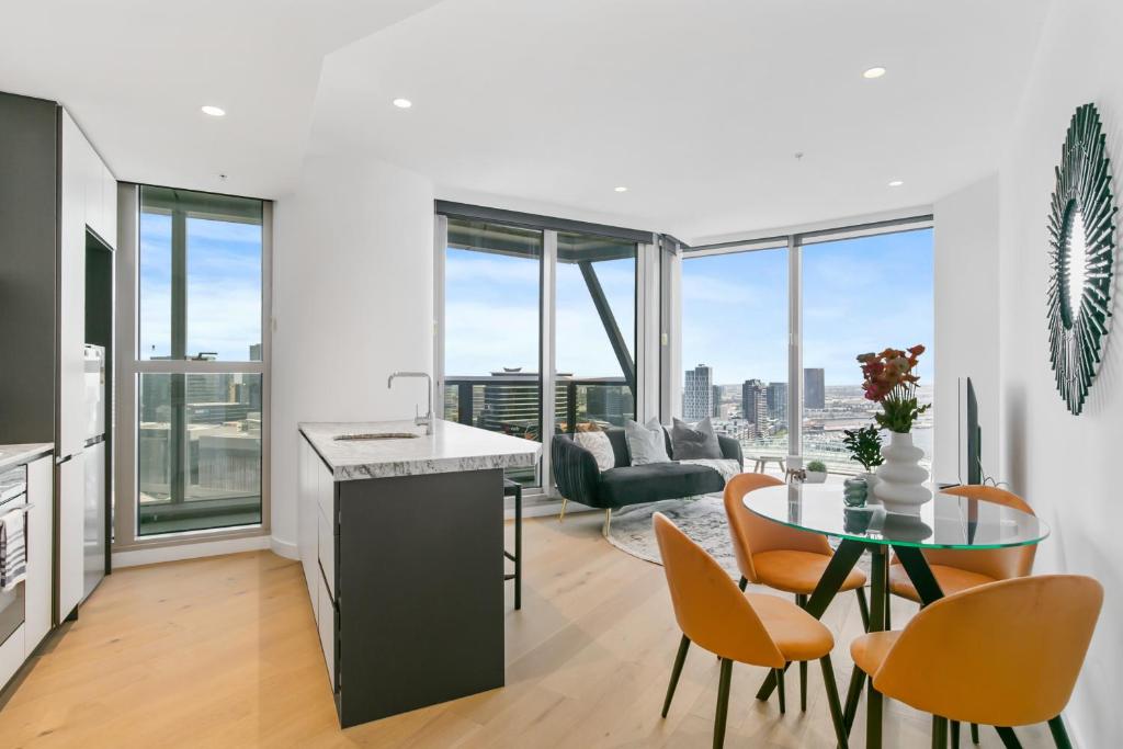 SkyHigh 2BR w Stunning River Views, Gym & Pool, Melbourne