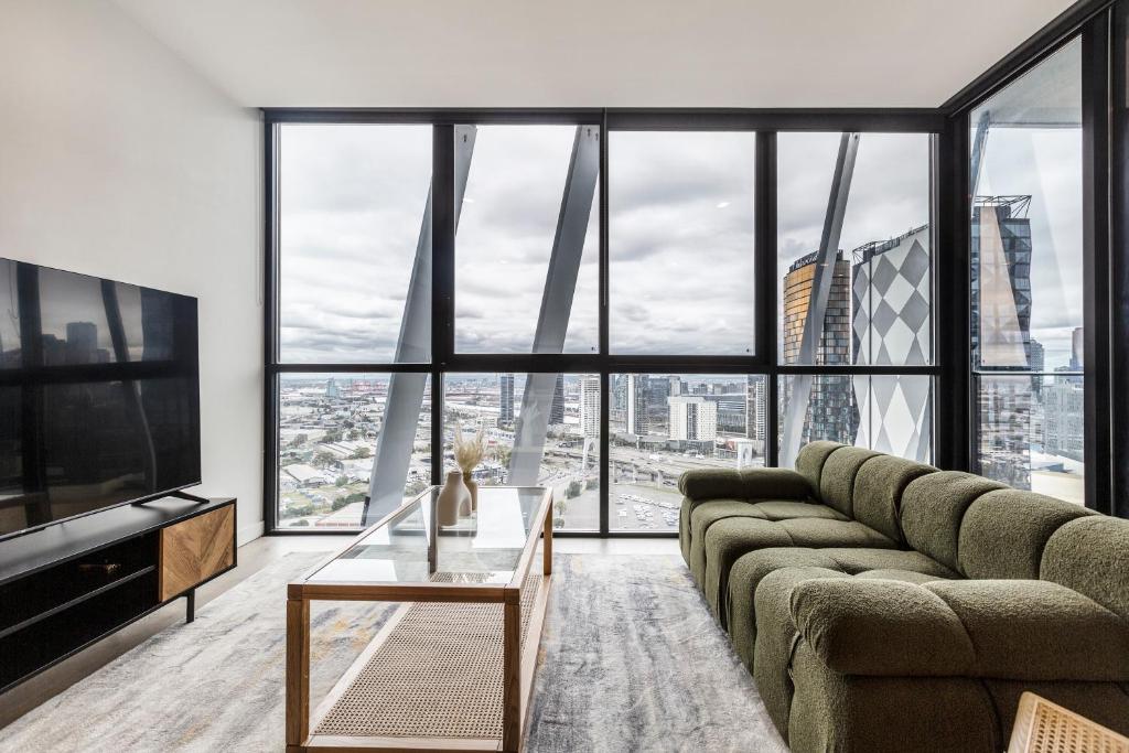 Sunny & Stylish Apt w Stunning City Views & 65 inches TV, Melbourne