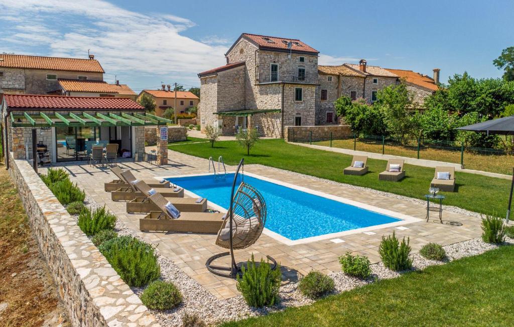 Amazing Home In Umag With Sauna, Umag