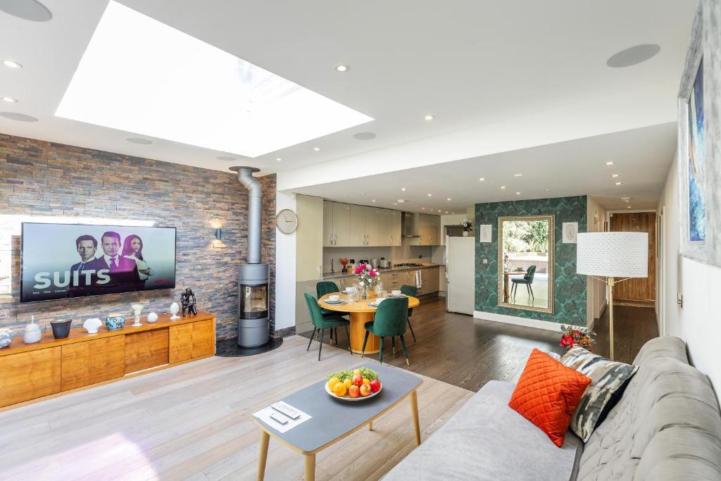 Apartment in Guildford with Parking, Stoughton