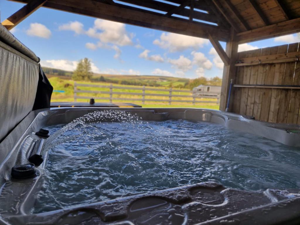 4 Bedroom Forest View House & Hot Tub Sleeps, Ballynameen