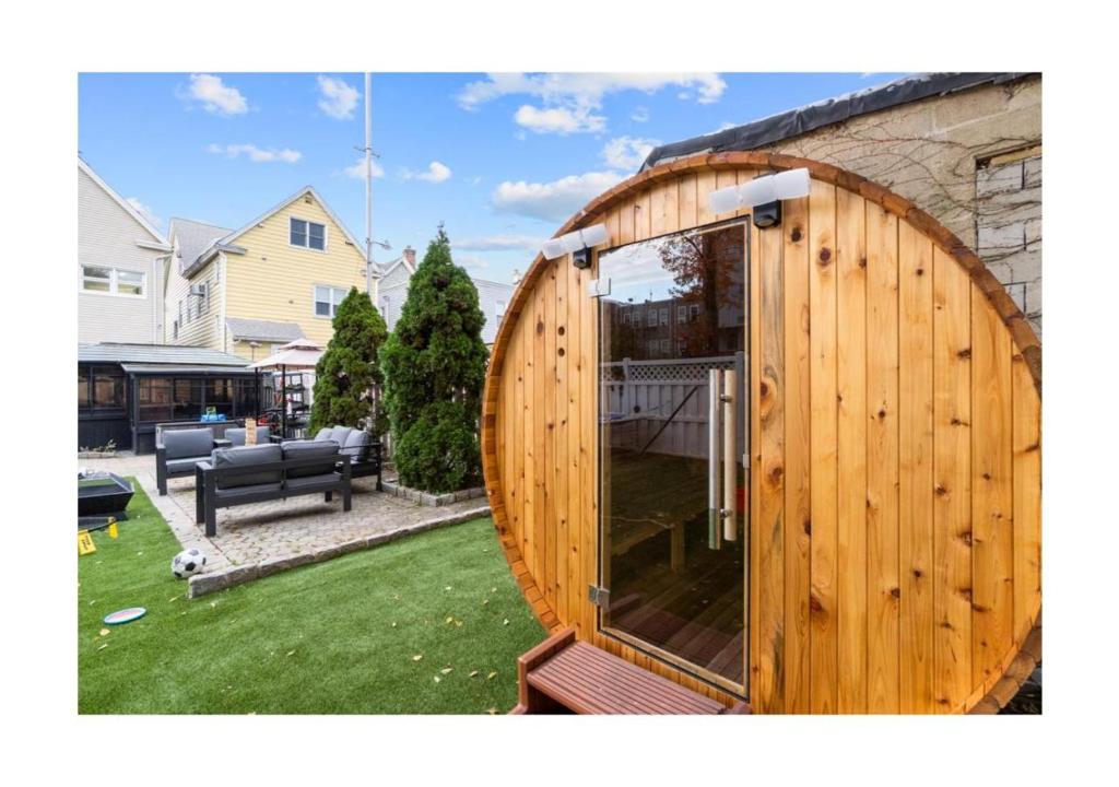 Epic Spa & Play Retreat NYC EWR Sleeps 30!, Bayonne