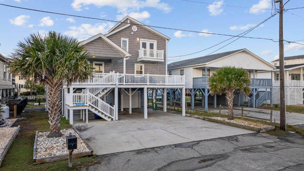 Coastal Charm Inlet Home with Spacious Living and 6 Beds by myBeach Vacation Rentals, Myrtle Beach