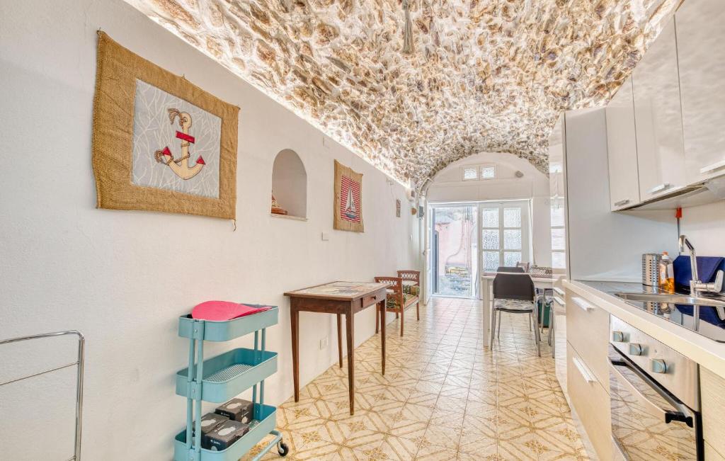 Gorgeous Apartment In Sanremo Im With Wifi - 3