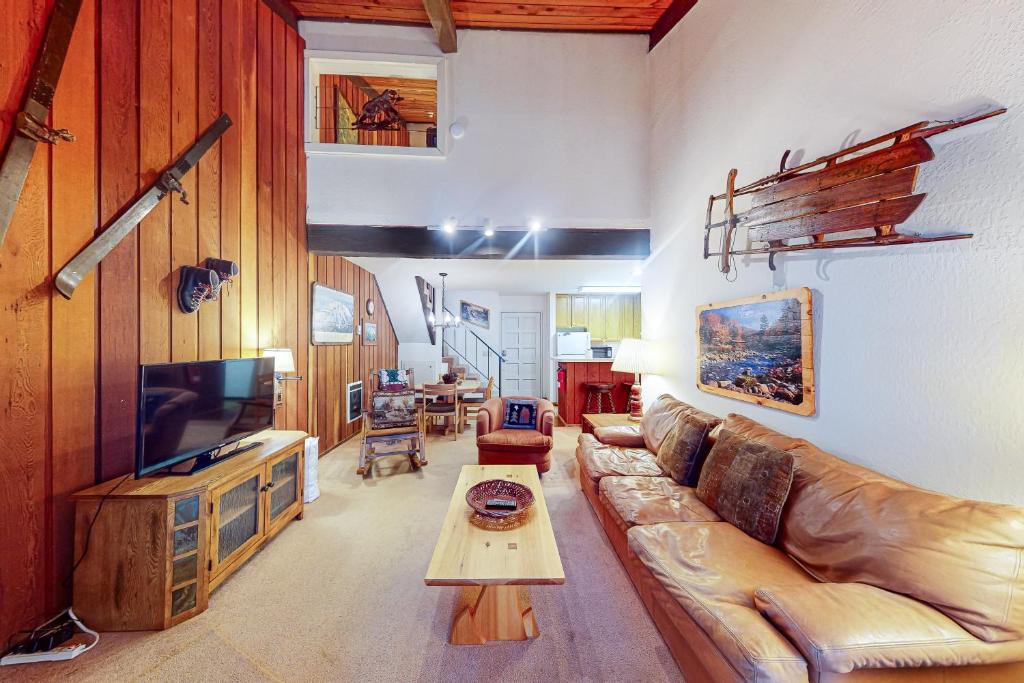 Chamonix 36, Mammoth Lakes