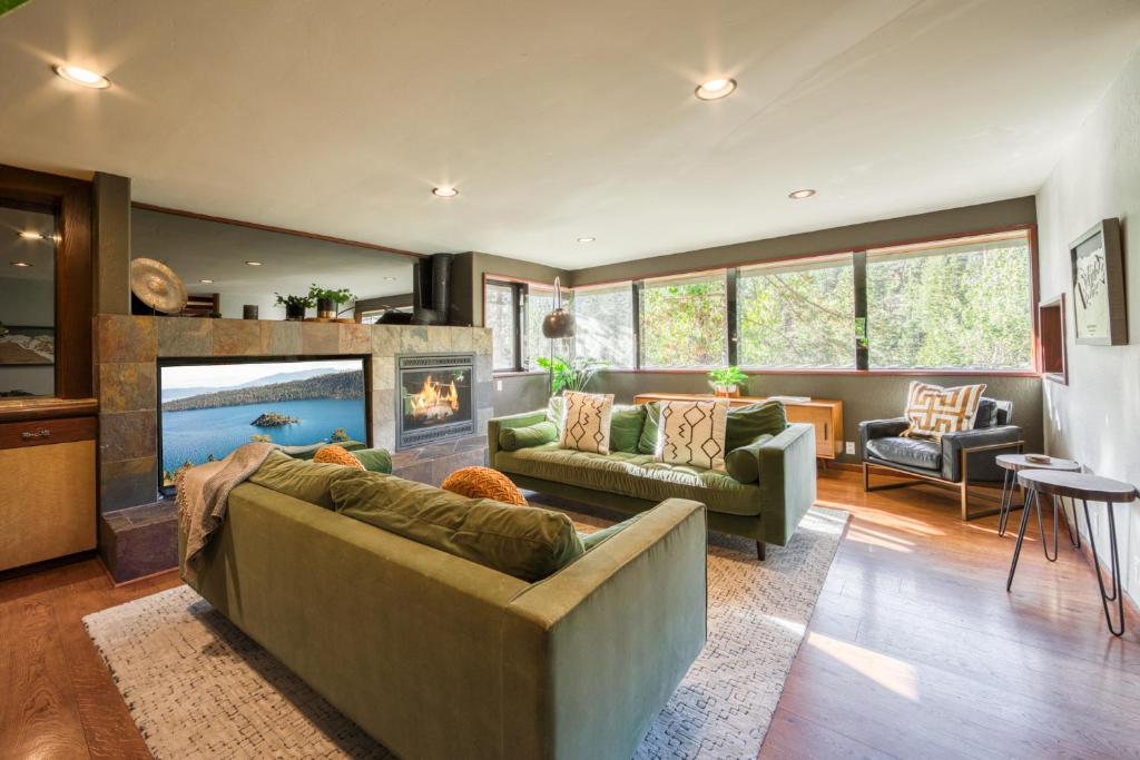 Spire Chalet at Alpine Meadows - 4BR W Hot Tub and Ski Shuttle, Alpine Meadows